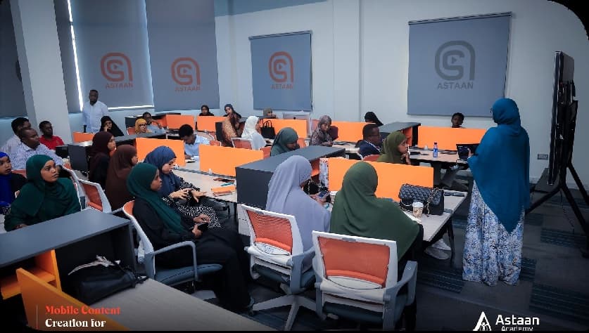 A full Astaan Academy classroom during a hands-on mobile content creation session