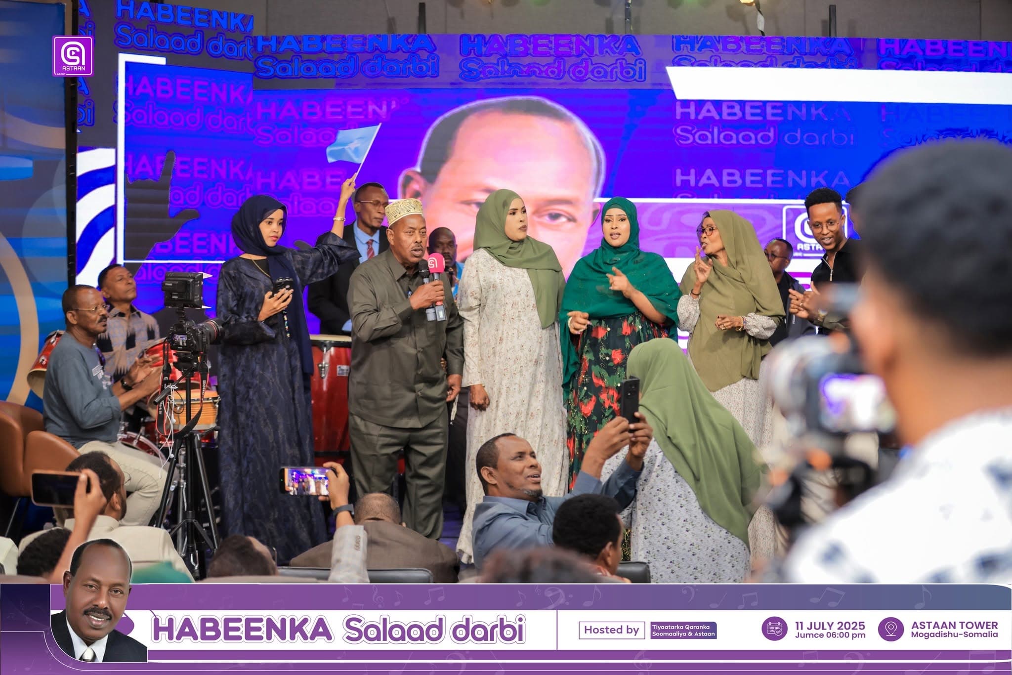 Performers and audience members singing together in a full house at the Habeenka Salaad Darbi evening.